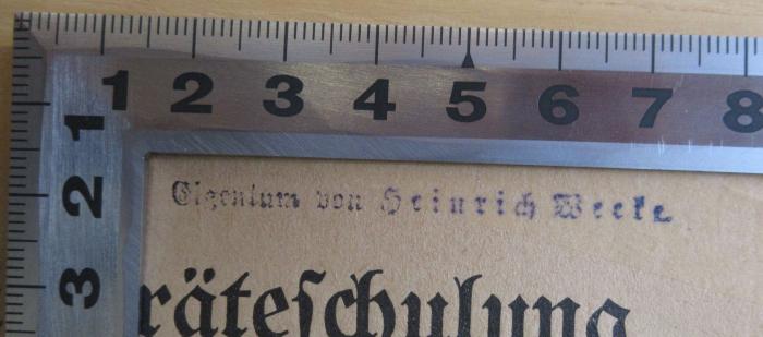 - (Wecke, Heinrich), Stempel: Name; 'Eigentum von Heinrich Wecke'. 