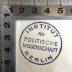 - (Institut für Politische Wissenschaft Berlin), Stempel: Berufsangabe/Titel/Branche, Ortsangabe; 'Institut für Politische Wissenschaft Berlin'.  (Prototyp)