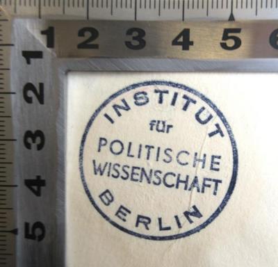 - (Institut für Politische Wissenschaft Berlin), Stempel: Berufsangabe/Titel/Branche, Ortsangabe; 'Institut für Politische Wissenschaft Berlin'.  (Prototyp)