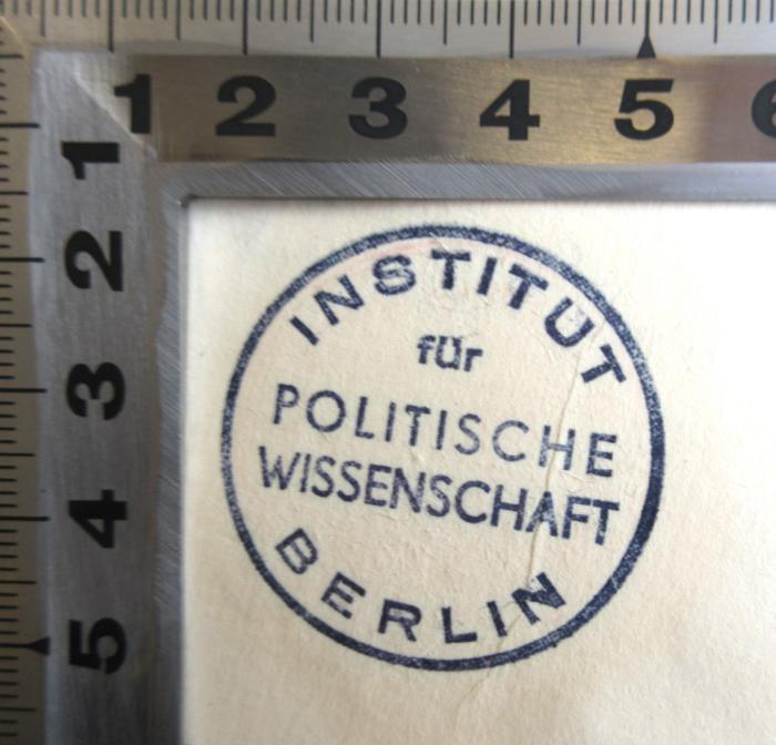 - (Institut für Politische Wissenschaft Berlin), Stempel: Berufsangabe/Titel/Branche, Ortsangabe; 'Institut für Politische Wissenschaft Berlin'.  (Prototyp)