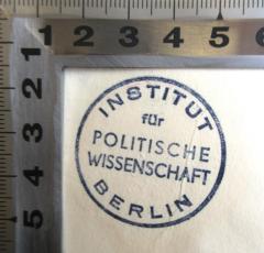 - (Institut für Politische Wissenschaft Berlin), Stempel: Berufsangabe/Titel/Branche, Ortsangabe; 'Institut für Politische Wissenschaft Berlin'.  (Prototyp)