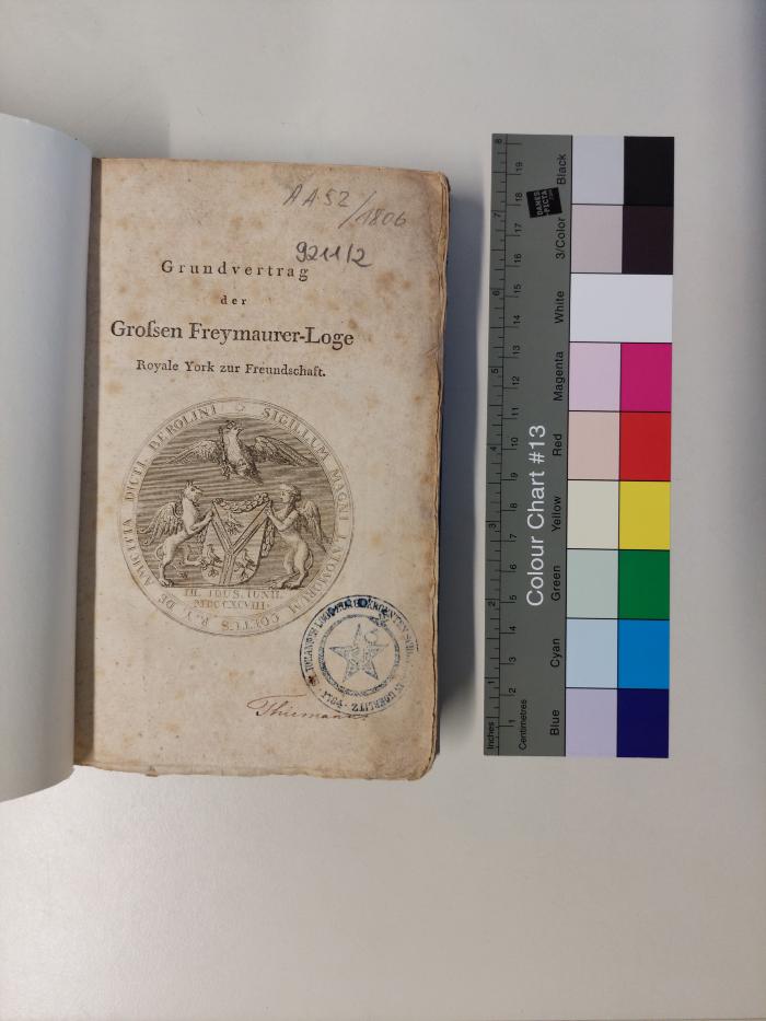 A A 52(1806) : Grundvertrag der Grossen Freymaurer-Loge. Royal York zur Freundschaft. oder des unter Constitution und zu dem System der Grossen Mutterloge R. Y. z. F. vereinigten Logenbundes. Nach der im Jahre 1806 vorgenommenen Revision. (1806);-, Stempel: Emblem; 'St. Johannis Loge zur gekroenten Schlange in Goerlitz 1764'