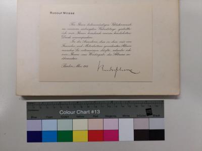 A 277 : Herrn Rudolf Mosse überreicht die Redaktion zum siebzigsten Geburtstage 8. Mai 1913 diese Grüsse seiner Freunde und Mitarbeiter (1913);-, Sonstiges Objekt: Widmung; 'Rudolf Mosse. Für Ihren liebenswürdigen Glückwunsch zu meinem siebzigsten Geburtstage gestatte ich mir, Ihnen hierdurch meinen herzlichsten Dank auszusprechen. In der Annahme, dass in dem mir von Freunden und Mitarbeitern gewidmeten Album manches Sie interessieren dürfte, erlaube ich mir, Ihnen eine Wiedergabe des Albums zu überreichen. Berlin, Mai 1913. Rudolf Mosse'