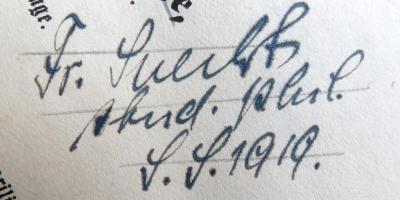 - (Specht[?], Fr.), Von Hand: Name, Datum, Berufsangabe/Titel/Branche; 'Fr. Specht[?] / stud. phil. S.S. 1919.'. 