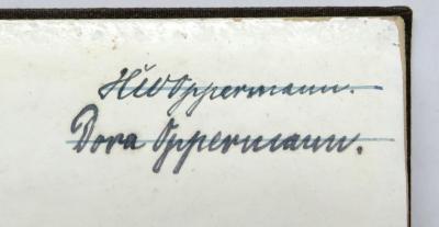 - (Oppermann, Dora geb. Burmester;Oppermann, Dora geb. Burmester), Von Hand: Autogramm; 'Dora Oppermann.'. 