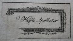 - (Höfle, [?]), Etikett: Exlibris, Name, Berufsangabe/Titel/Branche; '[.] Höfle Apotheker'.  (Prototyp)
