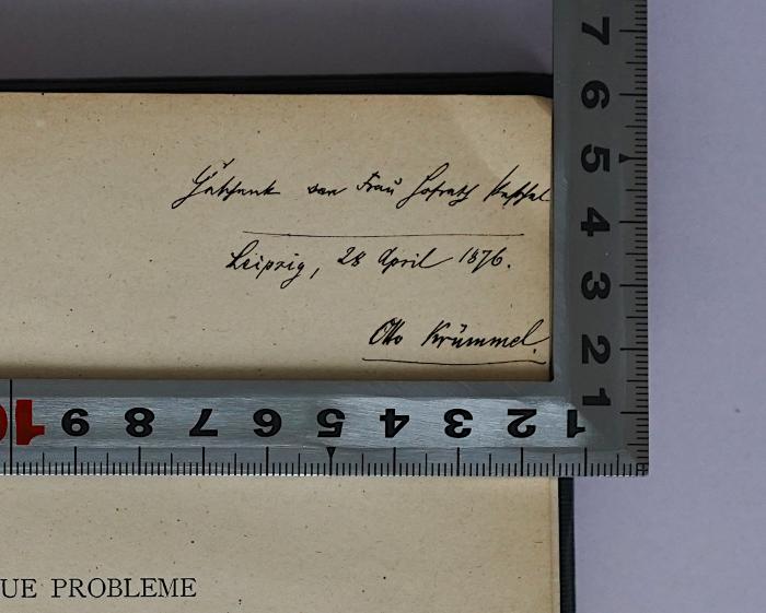 II 4670 : Neue Probleme der vergleichenden Erdkunde (1876);- (Krümmel, Otto), Von Hand: Besitzwechsel; 'Geschenk von Frau Hofrath Kessel. Leipzig, 28. April 1876.  Otto Krümmel.'. 