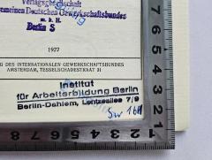 - (Institut für Arbeiterbildung Berlin-Dahlem), Stempel: Name, Berufsangabe/Titel/Branche, Ortsangabe; 'Institut für Arbeiterbildung 
Berlin-Dahlem, Lentzeallee 7/9
Sw 161'. 