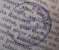 - (Cöllnisches Gymnasium), Stempel: Berufsangabe/Titel/Branche, Name, Ortsangabe; 'Cöllnisches Gymnasium Unterstützungsbibliothek'.  (Prototyp)