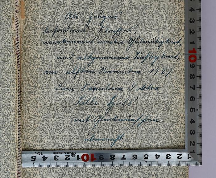 SA 1502&lt;4&gt; : Das Arbeiterrecht
 (1904);- (Hüls, Lilli), Von Hand: Besitzwechsel, Widmung, Name; 'Als Zeugnis besonderens Fleißes anerkennenswerter Gutmütigkeit und allgemeiner Tüchtigkeit, am elften November 1927 dem Fräulein Doktor Lilli Hüls mit Glückwünschen überreicht'. 