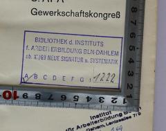 - (Institut für Arbeiterbildung Berlin-Dahlem;Bibliothek des Instituts für Arbeiterbildung Berlin-Dahlem), Stempel: Berufsangabe/Titel/Branche, Name, Ortsangabe, Signatur; 'Bibliothek des Instituts f. Arbeiterbildung BLN-Dahlem ab XI/69 neue Signatur u. Systematik A 1222'. 