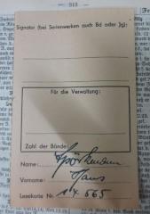 - (Berliner Stadtbibliothek;Spörkendamm[?], Hans), Papier: Name, Nummer; 'Signatur (bei Serienwerken auch Bd oder Jg):
Für die Verwaltung:
Zahl der Bände:
Name: [Spörkendamm]
Vorname: [Hans]
Lesekarte Nr. [14565]'. 