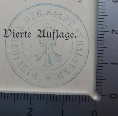 Kg 1572 d: Streifzüge durch Wald und Flur : Eine Anleitung zur Beobachtung der heimischen Natur in Monatsbildern (1908);- (Stadtbibliothek Stralsund), Stempel: Berufsangabe/Titel/Branche, Name, Ortsangabe; 'Bibliothek der Stadt Stralsund'.  (Prototyp)