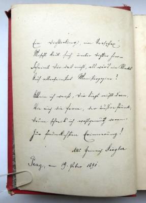 - (Siegler, Heinrich;unbekannt), Von Hand: Widmung; 'Ein Dichterling, ein Versi"fer" / Mischt keck[?] sich unter Dichter hier - / Scheint Dir das nicht, als wür'd ein Klecks / Auf allerfeinstes Meisterpapier? / Allein ich weiß, Dir liegt nichts d'ran, / Wie auf die Form, der äuß're Prunk; / Drum Schreib' ich wohlgemuth voran: / Zur freundlichsten Erinnerung" / Muc [?] Heinrich Siegler / Prag, am 19. Februar 1891.'. 