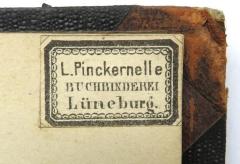 - (Buchbinderei L. Pinckernelle (Lüneburg)), Etikett: Name, Buchbinder, Ortsangabe; 'L. Pinckernelle / Buchbinderei / Lüneburg.'. 