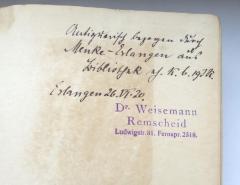 - (Weisemann, Ewald;Universitätsbuchhandlung Max Mencke (Erlangen)), Von Hand: Notiz, Besitzwechsel, Buchhändler, Name, Datum, Ortsangabe; 'Antiquarisch bezogen durch / Menke - Erlangen aus / Bibliothek eh. K. b. 19 IR. / Erlangen 26.VI.20.'. 