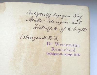 - (Weisemann, Ewald;Universitätsbuchhandlung Max Mencke (Erlangen)), Von Hand: Notiz, Besitzwechsel, Buchhändler, Name, Datum, Ortsangabe; 'Antiquarisch bezogen durch / Menke - Erlangen aus / Bibliothek eh. K. b. 19 IR. / Erlangen 26.VI.20.'. 