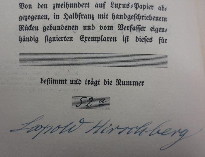 XIV 6768 2.Ex.: Erinnerungen eines Bibliophilen (1919);- (Hirschberg, Leopold), Von Hand: Autogramm, Autor; 'Leopold Hirschberg'. ;- (unbekannt), Von Hand: Exemplarnummer; '[von den zweihundert auf Luxus-Papier abgezogenen, in Halbfranz mit handgeschriebenem Rücken gebundenen und vom Verfasser eigenhändig signierten Exemplaren ist dieses für [- - -] bestimmt und trägt die Nummer] 52a'. 