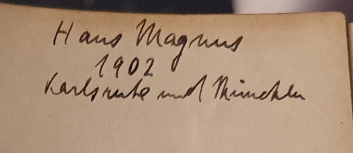 - (Magnus, Hans), Von Hand: Name, Datum, Ortsangabe; 'Hans Magnus / 1902 / Karlsruhe und München'. 