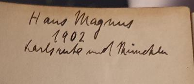 - (Magnus, Hans), Von Hand: Name, Datum, Ortsangabe; 'Hans Magnus / 1902 / Karlsruhe und München'. 