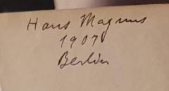 - (Magnus, Hans), Von Hand: Name, Ortsangabe, Datum; 'Hans Magnus / 1907 / Berlin'. 