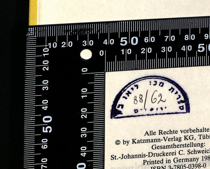 - (Leo Baeck Institute Jerusalem), Stempel: Berufsangabe/Titel/Branche, Name, Ortsangabe, Datum, Exemplarnummer, Signatur; 'ספרית מכון ליאו בק ירושלים
88/62'. 