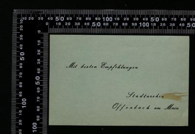 - (Stadtarchiv Offenbach am Main;Leo Baeck Institute Jerusalem), Papier: Widmung, Berufsangabe/Titel/Branche, Ortsangabe; 'Mit besten Empfehlungen

Stadtarchiv
Offenbach am Main'. 