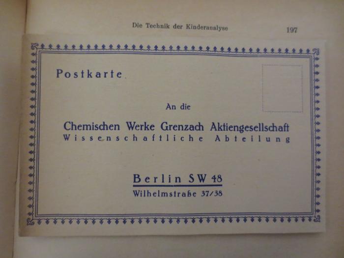 -, Etikett: Berufsangabe/Titel/Branche, Name, Ortsangabe; '[Vorderseite]
Postkarte
An die Chemischen Werke Grenzach Aktiengesellschaft
W i s s e n s c h a f t l i c h e A b t e i l u n g
Berlin SW 48
Wilhelmstraße 37/38
[Rückseite]
A94
Gut für 1 Rezepttaschenbuch, gebunden halbleinen
[...]
'