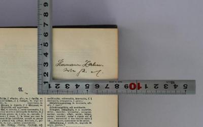 Spr 6 e tol 8.A. 2 : Neues spanisch-deutsches und deutsch-spanisches Wörterbuch ; Bd. 2 (Deutsch-Spanisch) (1922);- (Zahn, Hermann;Diente, Armando), Von Hand: Name, Autogramm; 'Hermann Zahn.  [im ...]'. 