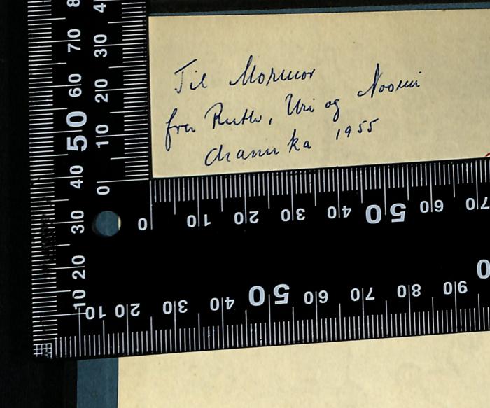 -, Von Hand: Widmung; 'Til Mormor
fra Ruth, Uri og Noomi

Chanuka 1955'
