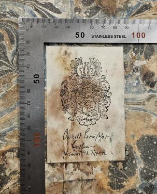 Rara M 513 : Historische Beschreibung der Chur und Mark Brandenburg. 1 (1751);- (Breithor, Arnold), Etikett: Exlibris, Wappen, Name, Ortsangabe; 'Arnold Breithor
Berlin -
Prieros i.d. Mark'. 