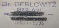 - (Berlowitz, Wolf), Stempel: Berufsangabe/Titel/Branche, Name, Ortsangabe; 'Dr. Berlowitz
prakt. Arzt
Stolp
[H... 50]
Telefon 2706
'.  (Prototyp)