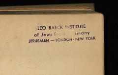 - (Leo Baeck Institute Jerusalem;Leo Baeck Institute), Stempel: Berufsangabe/Titel/Branche, Ortsangabe; 'Leo Baeck Institute
of Jews from Germany
Jerusalem — London - New York'.  (Prototyp)