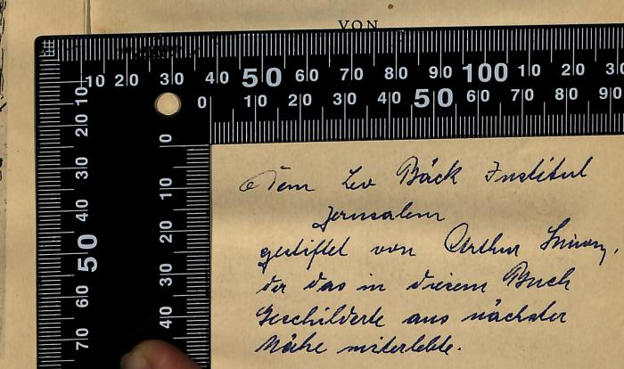 - (Leo Baeck Institute Jerusalem), Von Hand: Widmung; 'Dem Leo Bäck Institut
Jerusalem
ge...tet vom ... ,
der des in diesem Buch
Geschilderte aus nächster
Nähe überlebte.'. 