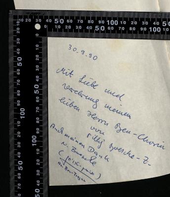 - (Boesche-Zacharow, Tilly;Boesche, Norbert;Ben-Chorin, Shalom), Von Hand: Widmung; '30.9.90

Mit Liebe und
Verehrung meinem
lieben Herrn Ben-Chorin
von Tilly Boesche-Z.

Auch meinen Dank
N. Boesche
(אבי בן-טרויאן)
Avi Ben-Trojan'. 