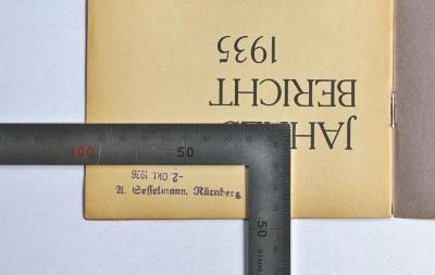  Jahresbericht 1935 der Naturhistorischen Gesellschaft Nürnberg (1935/1936);- (Sesselmann, Andreas), Stempel: Name, Ortsangabe, Datum; 'A. Sesselmann, Nürnberg
[2. Okt. 1936]'. 