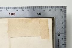 -, Überklebt: Widmung; '[...] mit hzl. Gruß
d. Verf.'