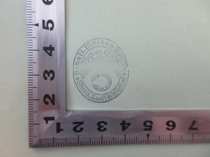 - (Staatliche Museen Berlin - Staatliche Kunstbibliothek), Stempel: Emblem, Berufsangabe/Titel/Branche; 'Staatl. Museen Berlin - Staatl. Kunstbibliothek'.  (Prototyp)