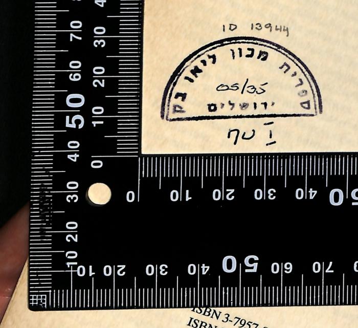 - (Leo Baeck Institute Jerusalem), Stempel: Berufsangabe/Titel/Branche, Name, Ortsangabe, Datum, Exemplarnummer, Signatur; 'ID 13944
ספרית מכון ליאו בק ירושלים
05/35

MU I'. 