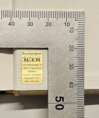 - (Baur, Buchbinderei), Etikett: Buchbinder, Ortsangabe; 'Buchbinderei BAUR
Lerchenstraße 19
14612 Falkensee
Telefon: 0 33 22/20 00 67
Fax. 24 11 01
RAL-RG 495'.  (Prototyp)