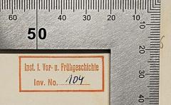 - (Freie Universität Berlin), Stempel: Berufsangabe/Titel/Branche, Inventar-/ Zugangsnummer; 'Inst. f. Ur- u. Frühgeschichte
Inv. No. ...'.  (Prototyp)