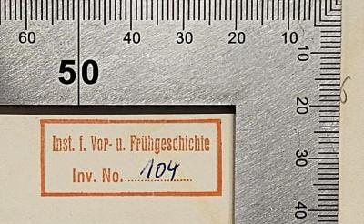 NF 1063 K47.1936 : Festschrift zur Hundertjahrfeier des Museums vorgeschichtlicher Altertümer in Kiel (1936);- (Freie Universität Berlin), Stempel: Berufsangabe/Titel/Branche, Inventar-/ Zugangsnummer; 'Inst. f. Ur- u. Frühgeschichte
Inv. No. ...'.  (Prototyp)