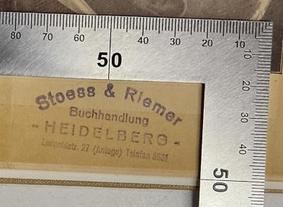 Box M 23032 : Gustav Schüler: zu seinem 60. Geburtstage (1928);- (Buchhandlung Stoess & Riemer), Stempel: Berufsangabe/Titel/Branche, Ortsangabe; 'Stoess & Riemer, Buchhandlung, - Heidelberg - Leopoldstr. 27 (Anlage), Telefon 8851'. 