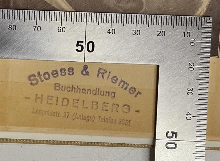 Box M 23032 : Gustav Schüler: zu seinem 60. Geburtstage (1928);- (Buchhandlung Stoess & Riemer), Stempel: Berufsangabe/Titel/Branche, Ortsangabe; 'Stoess & Riemer, Buchhandlung, - Heidelberg - Leopoldstr. 27 (Anlage), Telefon 8851'. 