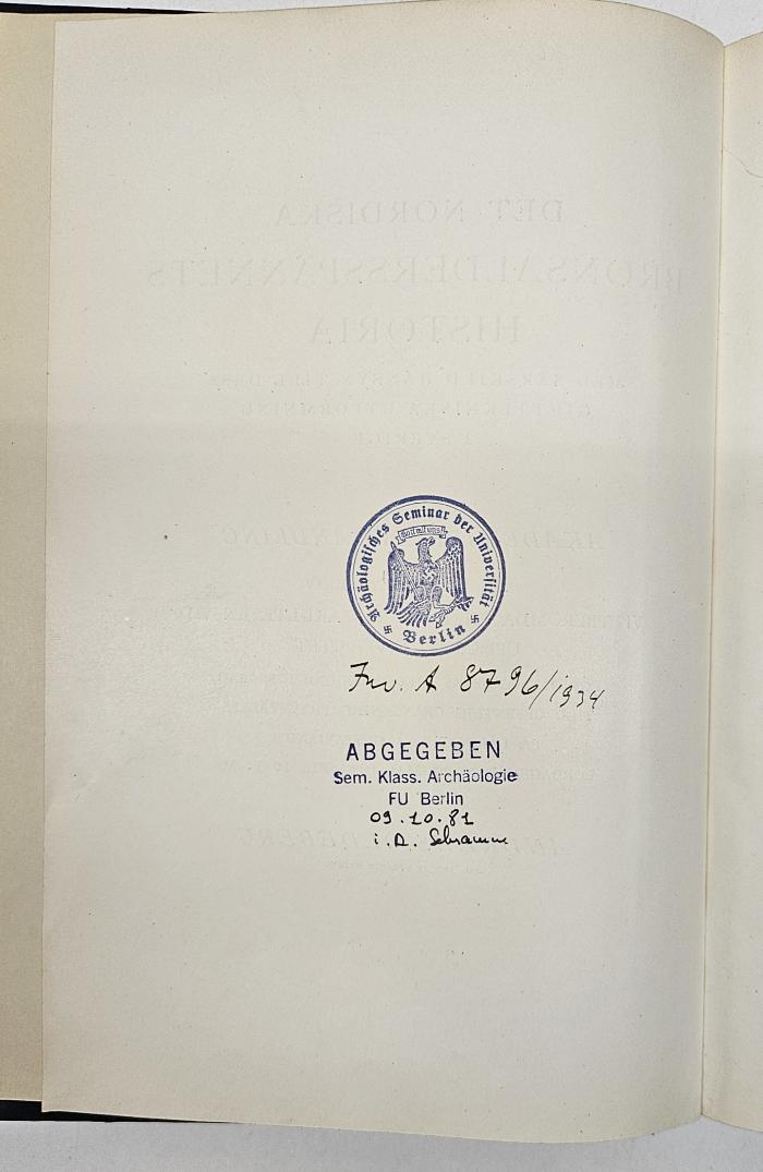 - (Universität Berlin;Archäologisches Seminar der Universität Berlin), Stempel: Name, Berufsangabe/Titel/Branche, Ortsangabe, Wappen; 'Archäologisches Seminar der Universität Berlin
Gott mit uns!'.  (Prototyp);GB M 1969 : Det nordiska Bronsålderspännets historia (1933)