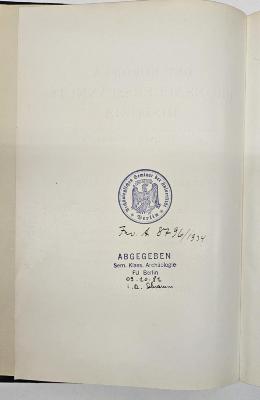- (Universität Berlin;Archäologisches Seminar der Universität Berlin), Stempel: Name, Berufsangabe/Titel/Branche, Ortsangabe, Wappen; 'Archäologisches Seminar der Universität Berlin
Gott mit uns!'.  (Prototyp);GB M 1969 : Det nordiska Bronsålderspännets historia (1933)