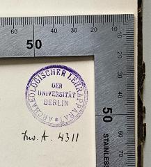 - (Universität Berlin), Stempel: Berufsangabe/Titel/Branche, Ortsangabe; 'Archaeologischer Lehrapparat der Universität Berlin [+ Inv. Nr.]'.  (Prototyp)