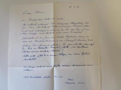 - (Leser, Walter;Hagemann, Werner), Post: Autogramm, Datum, Name; 'Lieber Werner, 18.3.56
von Kerschensteiner hatten sie nüscht. Aber vielleicht interessiert Dich beiligende Abhandlung des Kol. Tews. Ich habe sie heute mit einigem Vergnügen gelesen. Es ist recht interessant zu sehen, wie bei Tews das Neue mit dem Alten kämpft - und beileibe nicht immer triumphiert. Jedenfalls ist das Ganze eine hübsche Illustration dessen, was man als Sozialdemoktratismus in der Pädagogik bezeichnen könnte. Falls es Dich interessiert, will ich es Dir gern schenken, ohne daß Du Dich zu bedanken brauchst. (Motto: "Ein dankbarer Schüler seinem verehrten Maëstro") Falls nicht, gibst Du es einem Kollegen, der dieses Gebiet "bearbeitet". Im Übrigen werde ich auch künftig ratsam Antiquariate durchstöbern. Mit herzlichen Grüßen bin ich Dein Walter Leser'. 