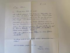 - (Leser, Walter;Hagemann, Werner), Post: Autogramm, Datum, Name; 'Lieber Werner, 18.3.56
von Kerschensteiner hatten sie nüscht. Aber vielleicht interessiert Dich beiligende Abhandlung des Kol. Tews. Ich habe sie heute mit einigem Vergnügen gelesen. Es ist recht interessant zu sehen, wie bei Tews das Neue mit dem Alten kämpft - und beileibe nicht immer triumphiert. Jedenfalls ist das Ganze eine hübsche Illustration dessen, was man als Sozialdemoktratismus in der Pädagogik bezeichnen könnte. Falls es Dich interessiert, will ich es Dir gern schenken, ohne daß Du Dich zu bedanken brauchst. (Motto: "Ein dankbarer Schüler seinem verehrten Maëstro") Falls nicht, gibst Du es einem Kollegen, der dieses Gebiet "bearbeitet". Im Übrigen werde ich auch künftig ratsam Antiquariate durchstöbern. Mit herzlichen Grüßen bin ich Dein Walter Leser'. 