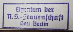 G46 / 409 (Nationalsozialistische Deutsche Arbeiterpartei. Frauenschaft. Gau Berlin), Stempel: Berufsangabe/Titel/Branche, Name, Ortsangabe; 'Eigentum der N.S.-Frauenschaft Gau Berlin'.  (Prototyp)